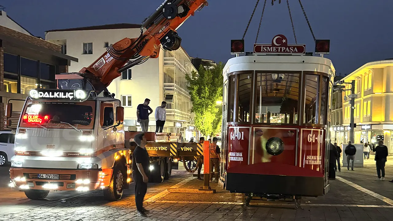 Uşak’ta Nostaljik Tramvay Sürprizi: “İsmetpaşa” Caddesi'ne İndi