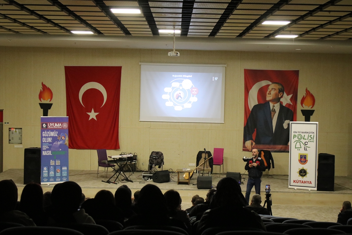 Domaniç'te "Bağımlılıkla Mücadelede Ailenin Önemi" konulu seminer düzenlendi