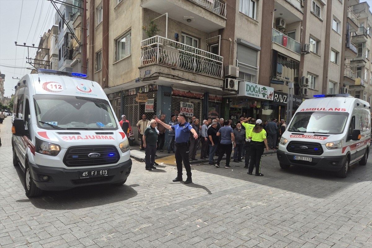 Manisa'da 3 motosikletin çarpışma anları güvenlik kamerasında