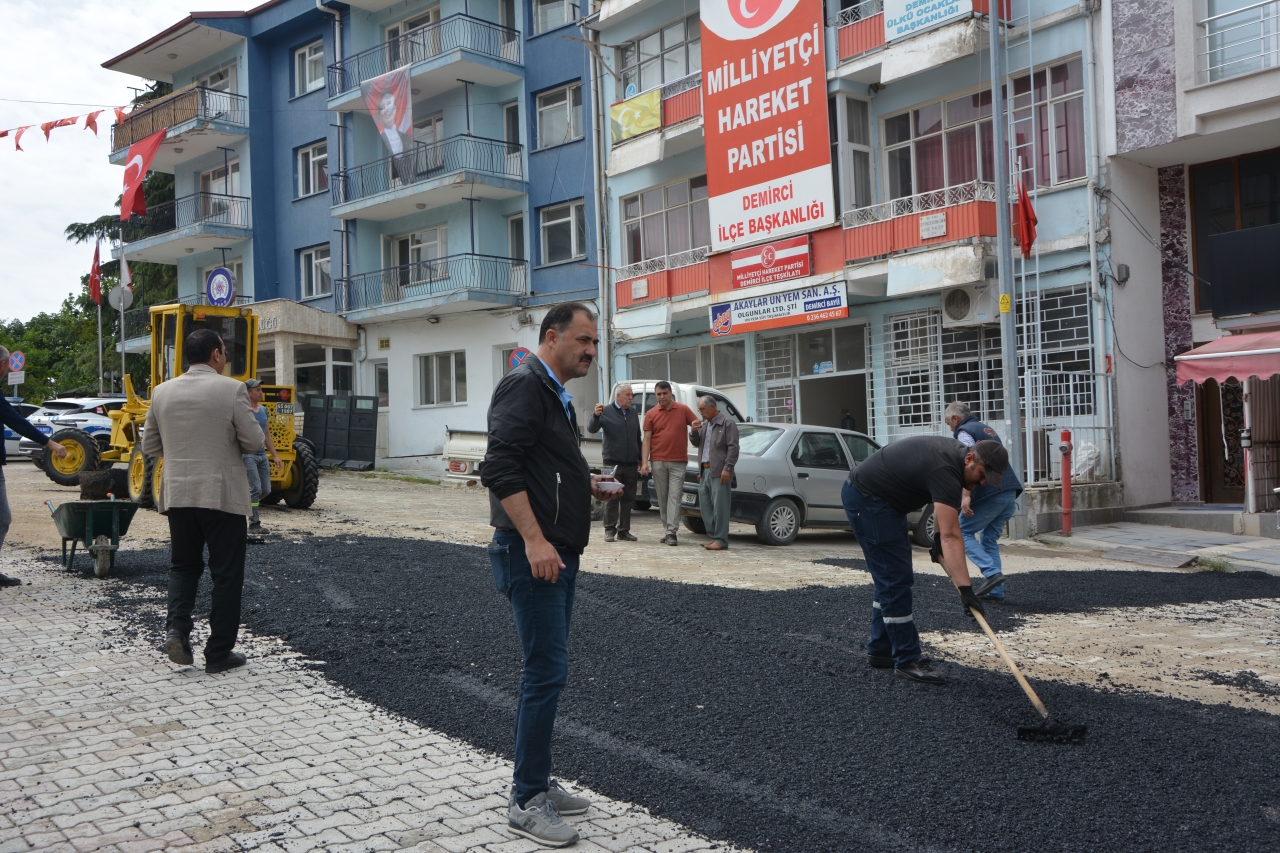 Demirci Belediyesi asfalt yenileme çalışmalarına başladı