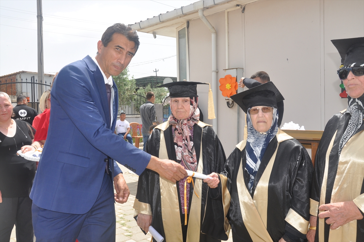 Ödemiş'te okuma yazma kursunu tamamlayan kursiyerlere sertifika
