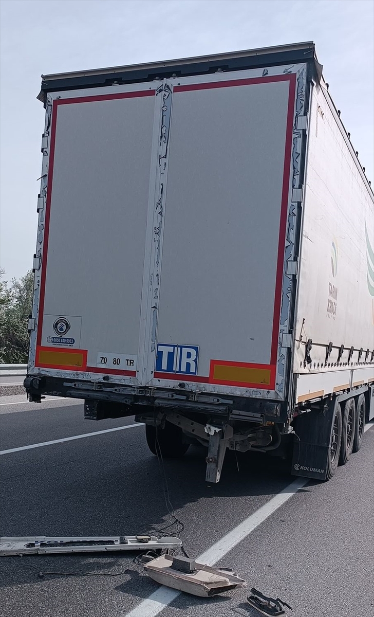 Afyonkarahisar'da tırın dorsesine çarpan otomobildeki 1 kişi öldü, 4 kişi yaralandı