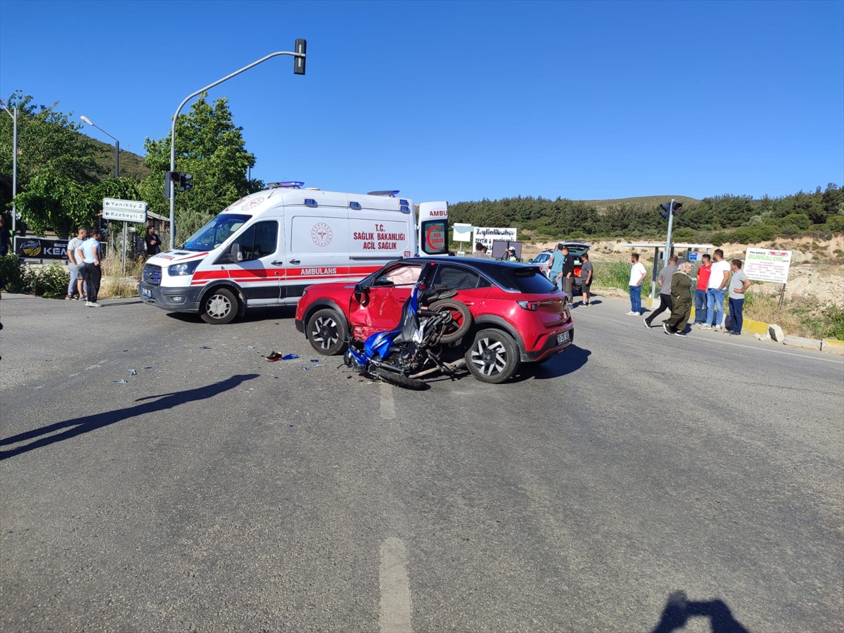 İzmir'de otomobille çarpışan motosikletin sürücüsü ağır yaralandı