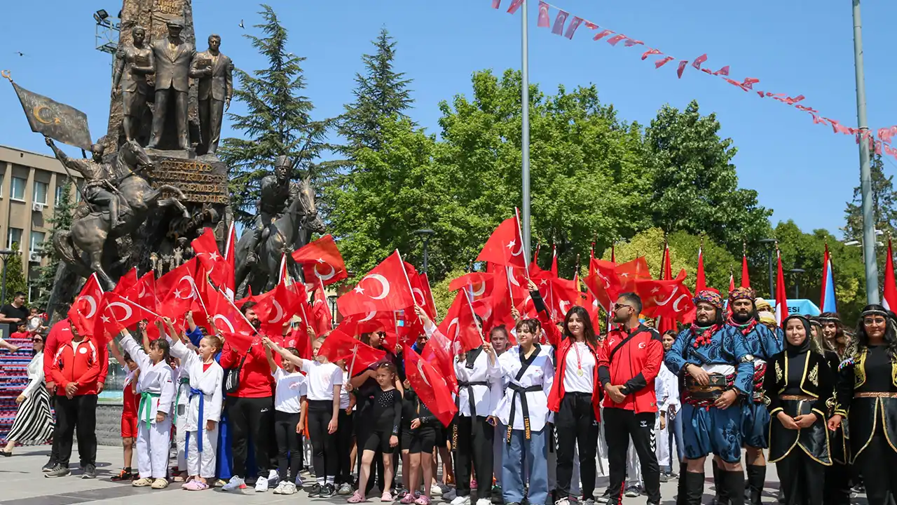 Gençlik ve Spor Bayramı Uşak'ta Coşkuyla Kutlandı