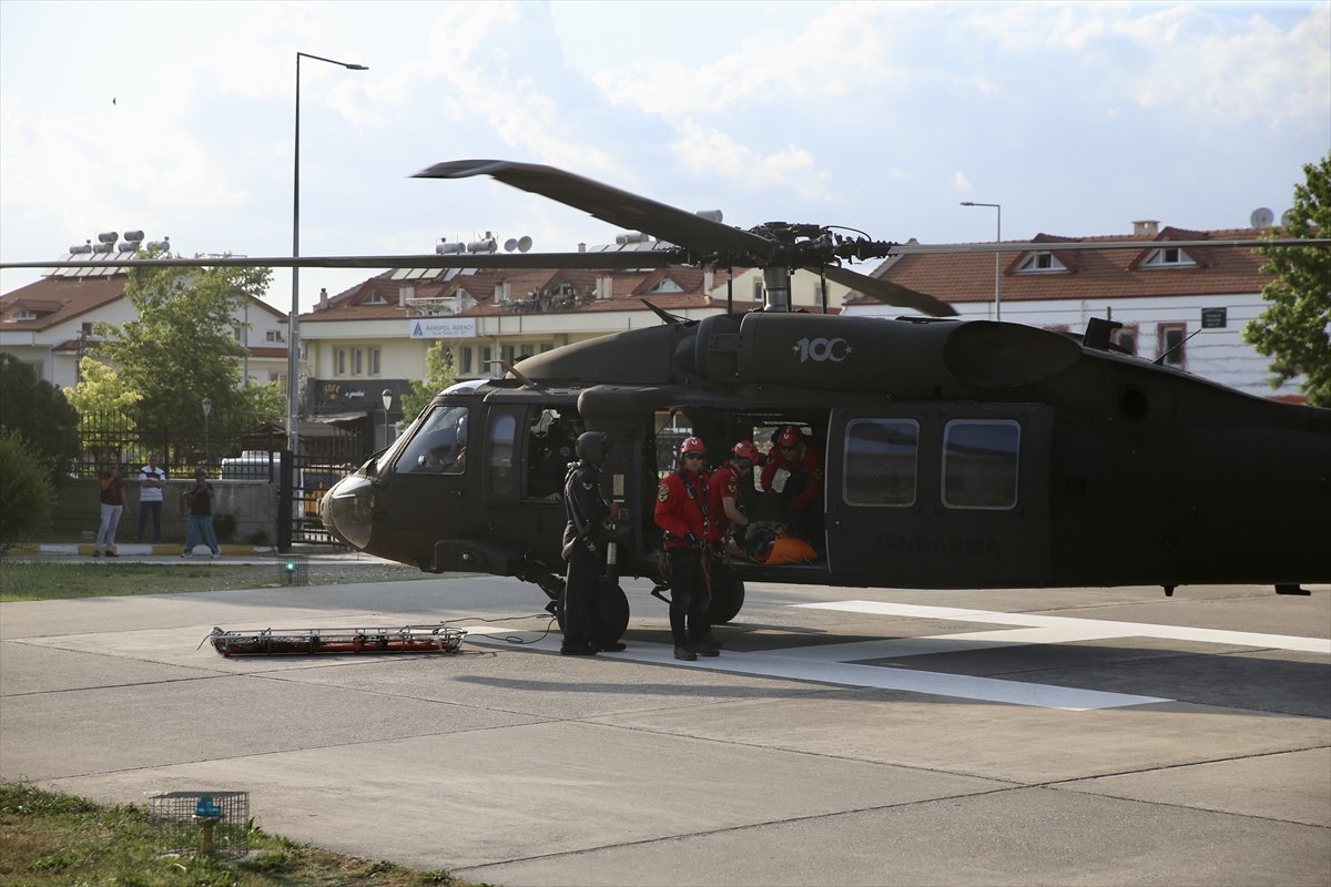Fethiye'de kayalıklara düşen yamaç paraşütçüsü helikopterle kurtarıldı