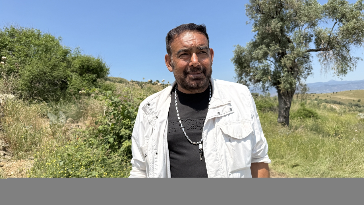 İzmir'de bir kişi arazisinden izinsiz geçirildiğini iddia ettiği yolu trafiğe kapattı