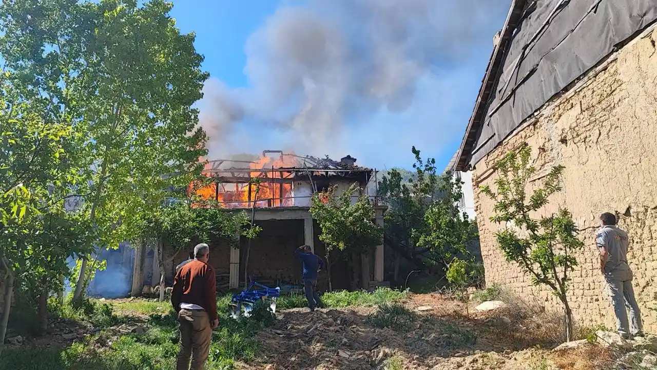 Sivaslı’da Tek Katlı Evde Yangın: 1 Kişi Yaşamını Yitirdi