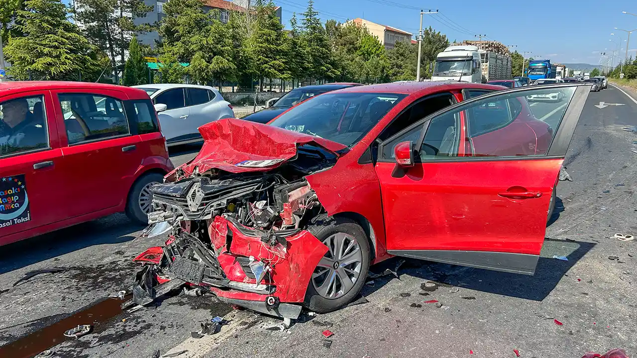 Hastane Kavşağı’nda Zincirleme Kaza: "7 Yaralı"