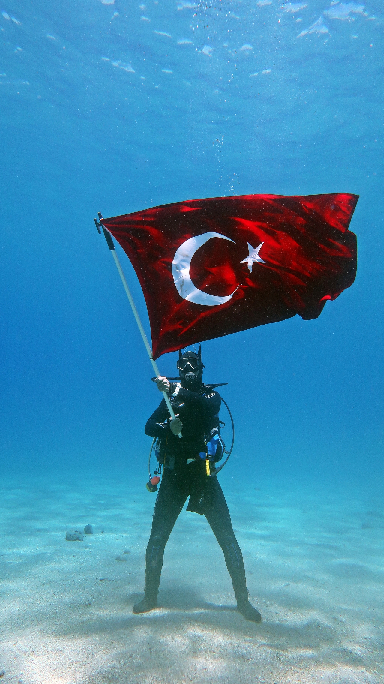 Fethiye'de dalgıçlar 19 Mayıs'ı deniz altında kutladı