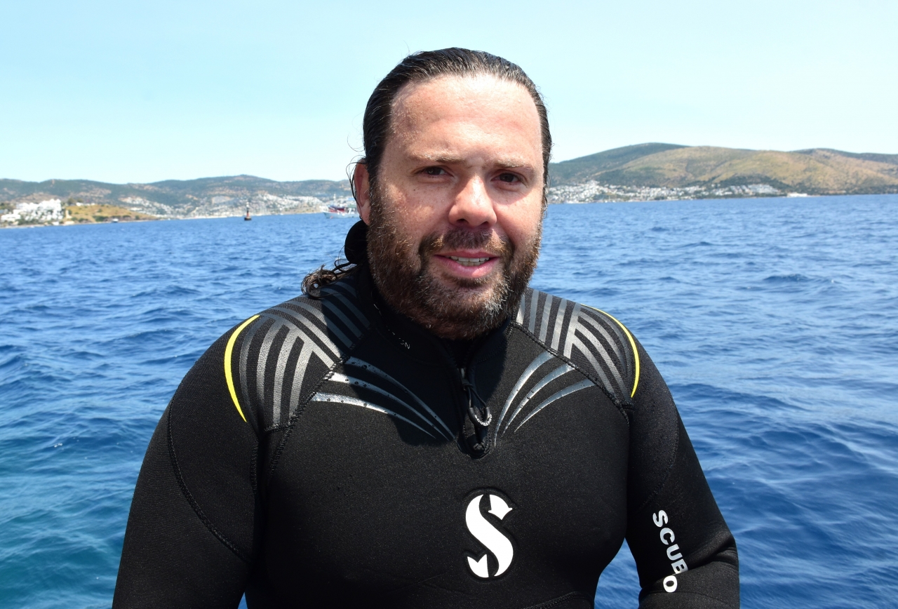 Bodrum'da dalgıçlar 19 Mayıs'ı deniz altında kutladı