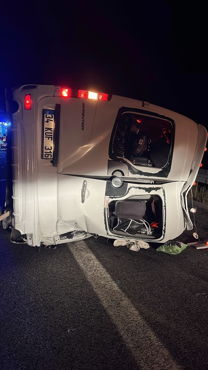 Manisa'da devrilen minibüsteki 1 kişi öldü, 13 kişi yaralandı
