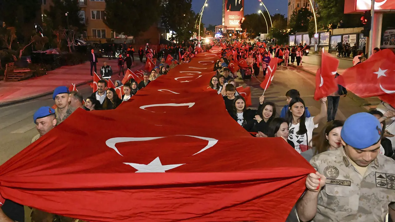 Uşak’ta Binlerce Kişi Bayraklarla Yürüdü! 19 Mayıs’a Büyük İlgi