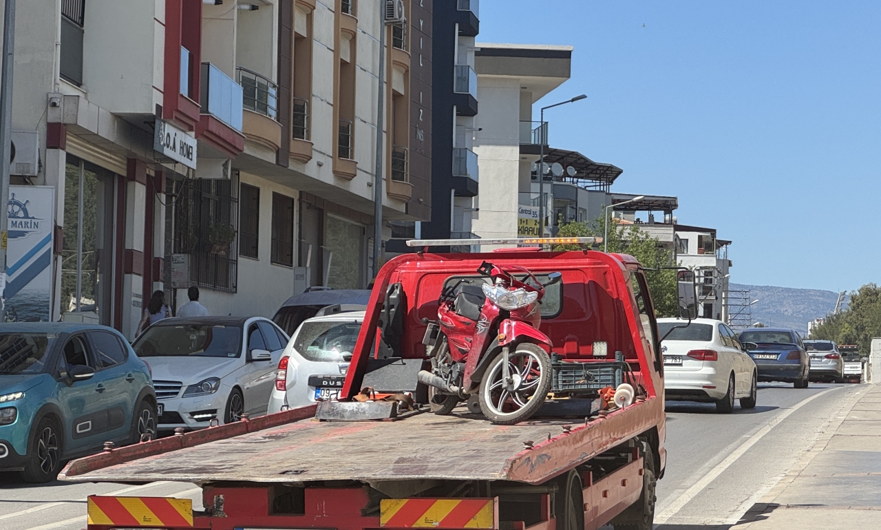 İzmir'de kamyonun çarptığı motosikletteki 1 kişi öldü, 1 kişi yaralandı