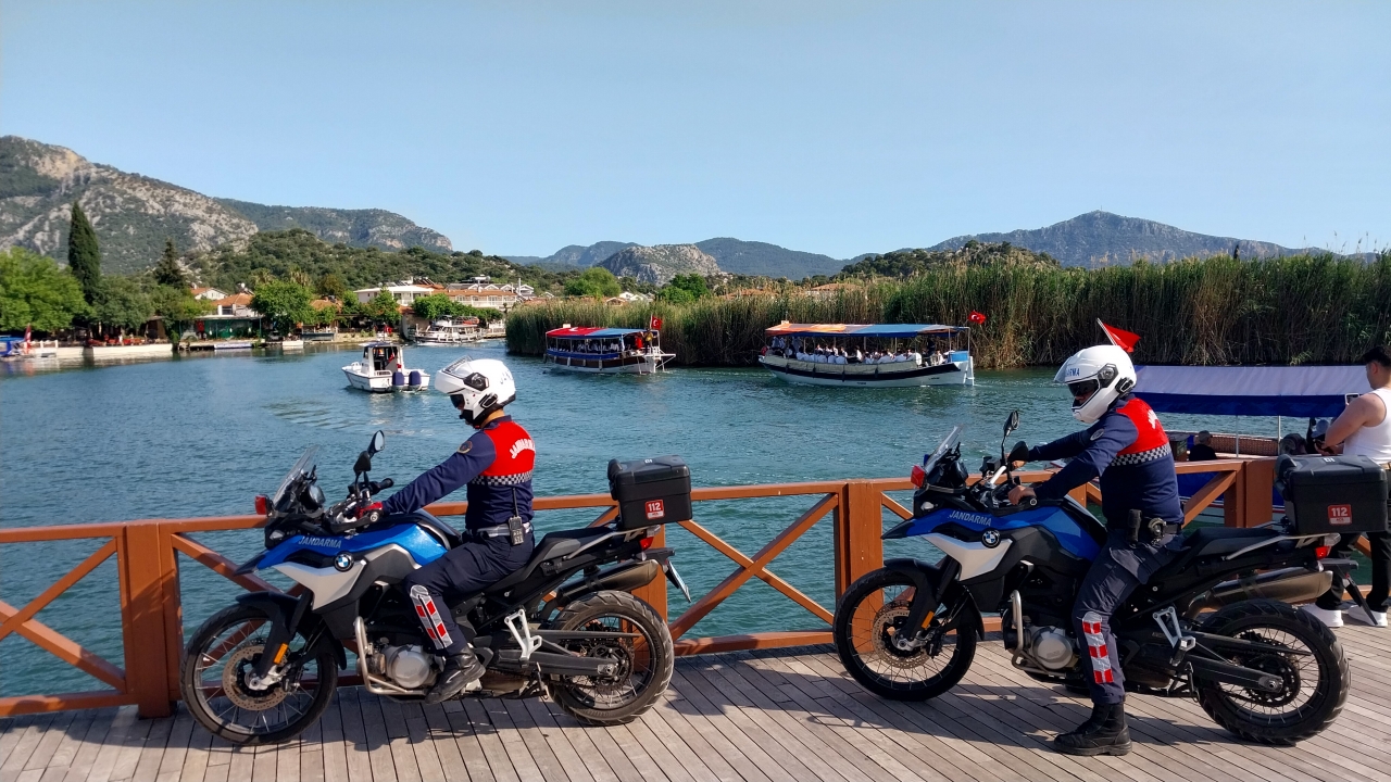 Muğla'da 19 Mayıs, teknelerde bando takımı eşliğinde kutlandı