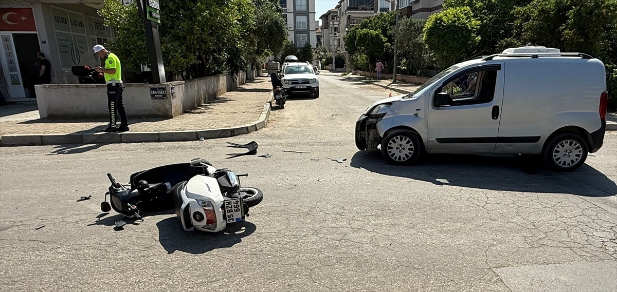 İzmir'de hafif ticari araçla çarpışan motosikletteki 2 kişi yaralandı