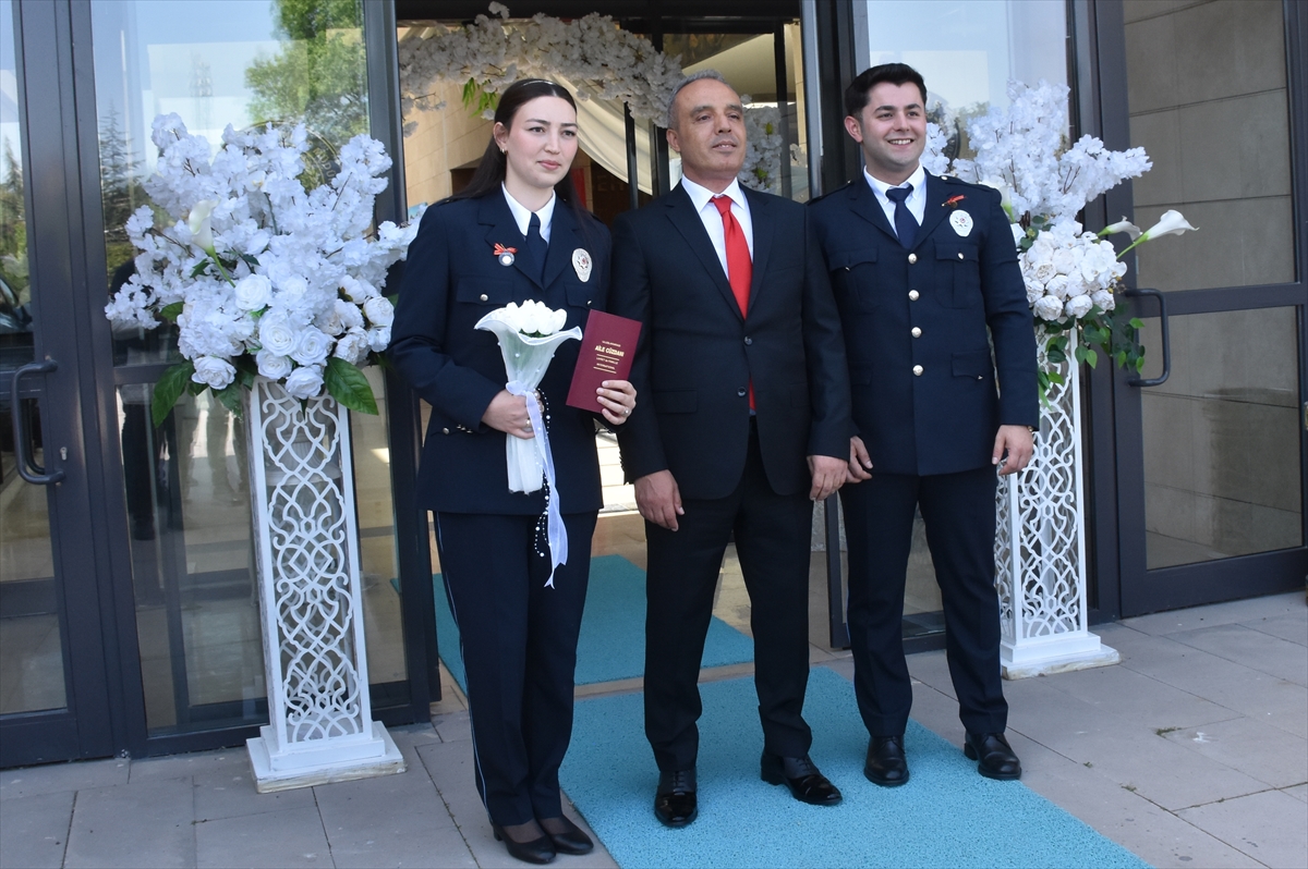 Afyonkarahisar'da polis çift üniformalarıyla dünyaevine girdi