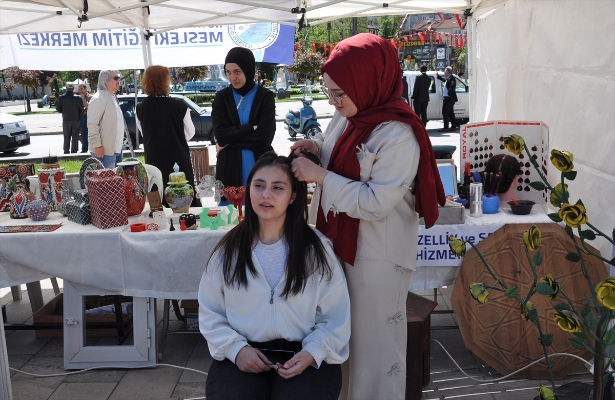 Kütahya'da meslek liseleri fuarda tanıtılıyor