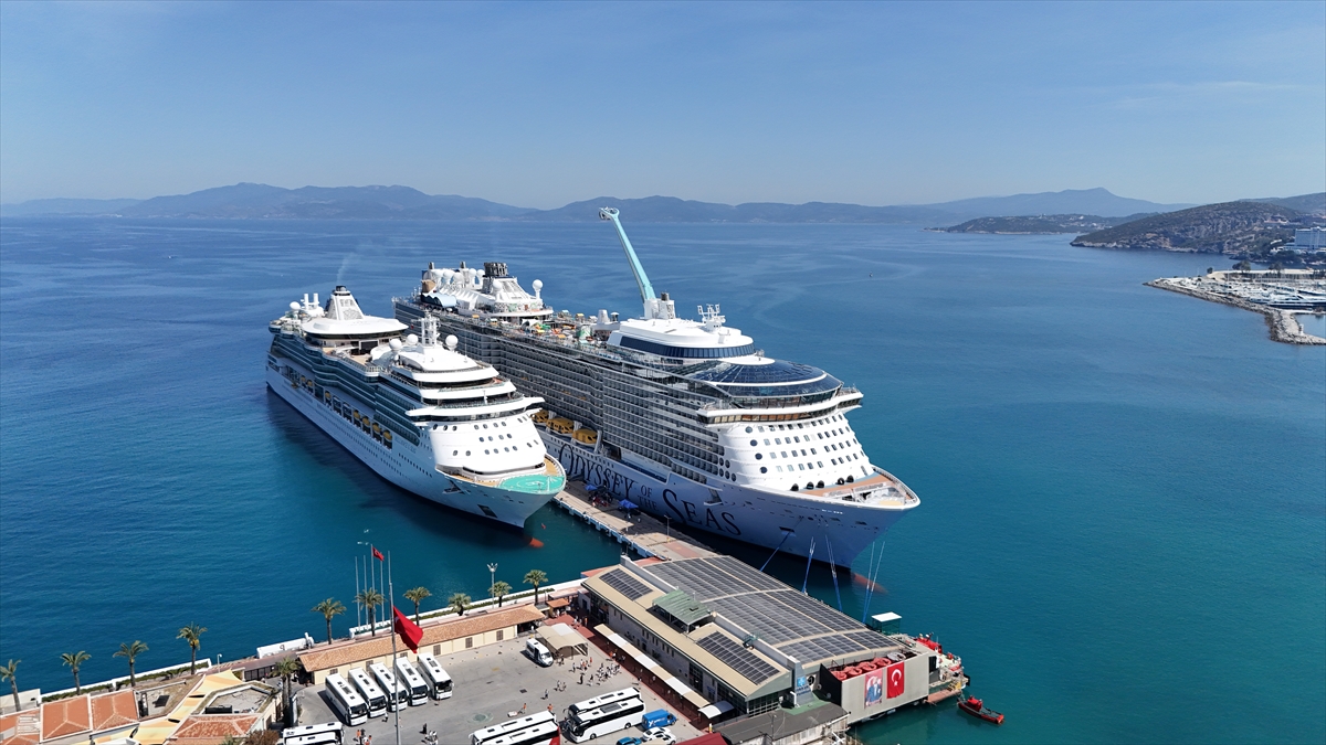 Kuşadası'na 2 gemiyle 8 bin 507 turist geldi