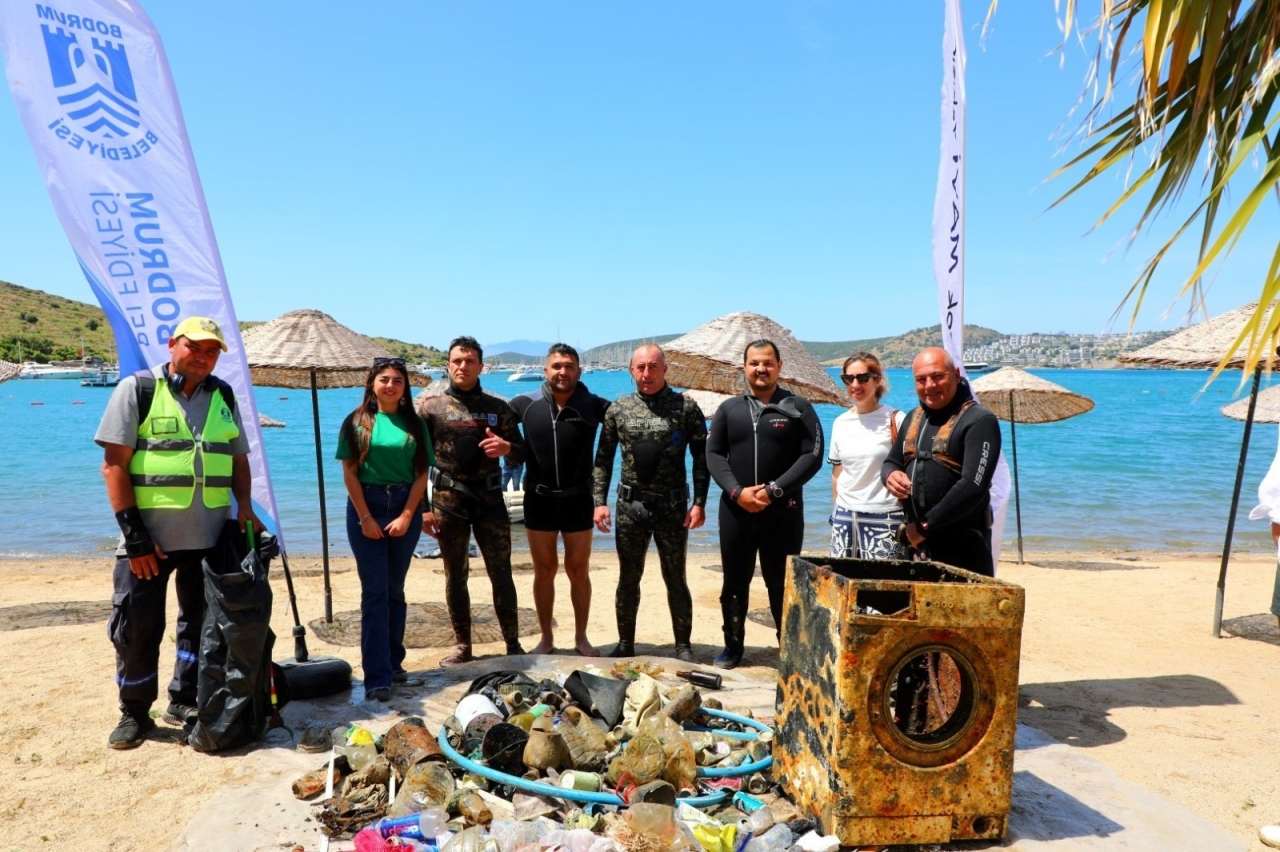 Bodrum'da dalgıçlar deniz dibi temizliği yaptı