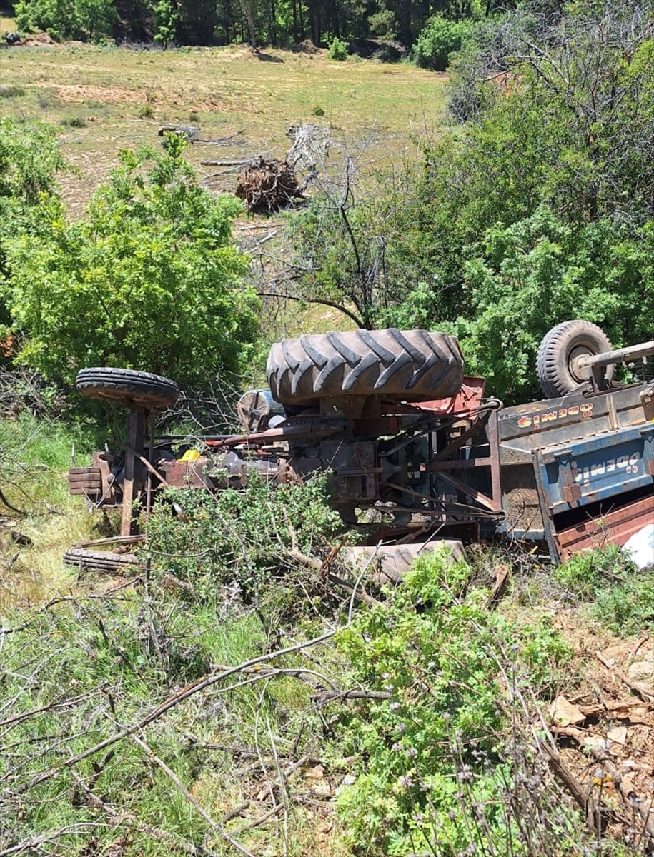 İzmir'de devrilen traktörün altında kalan sürücü yaşamını yitirdi