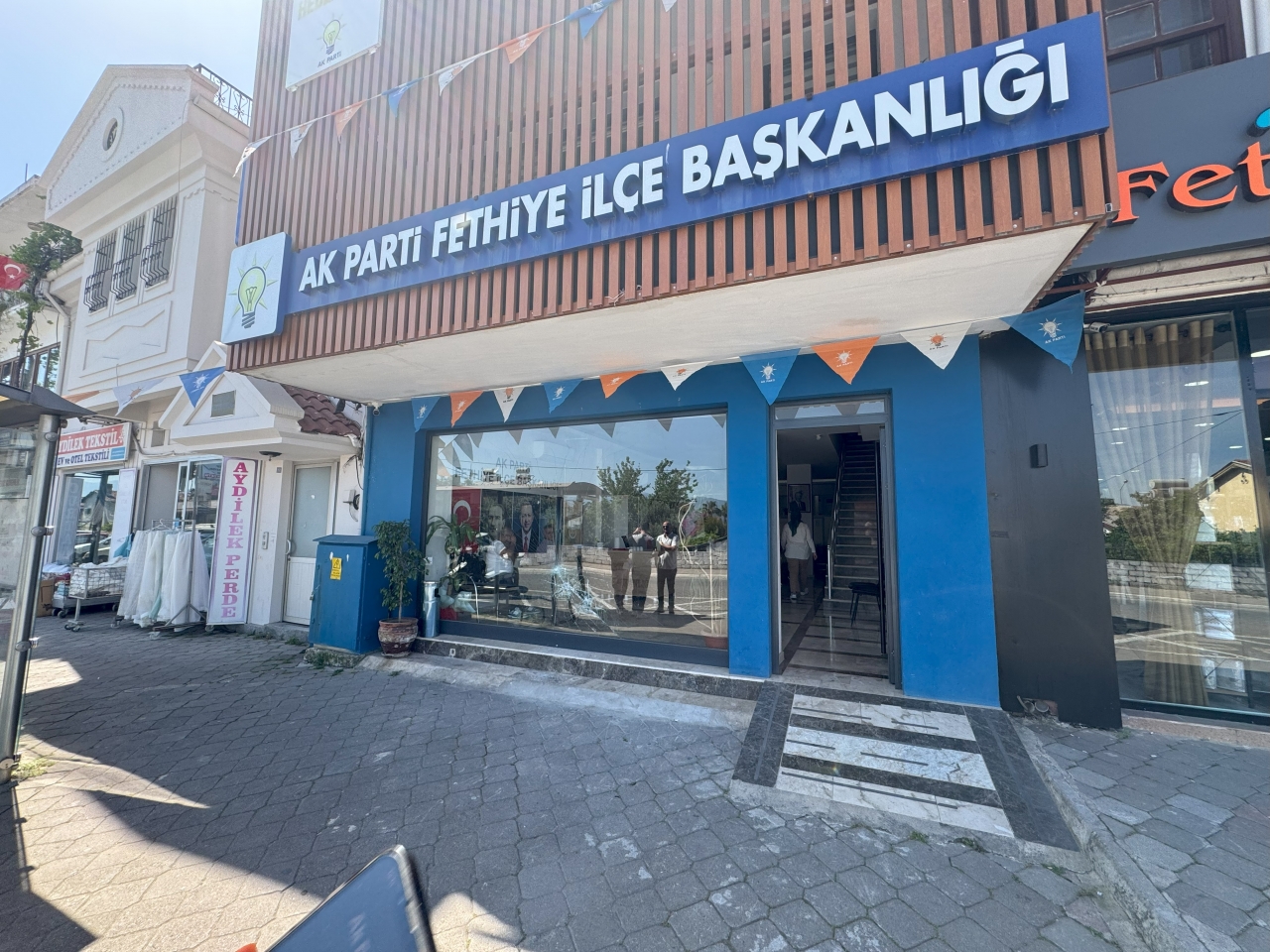 Fethiye'de AK Parti İlçe Başkanlığı binasına taşlı saldırı