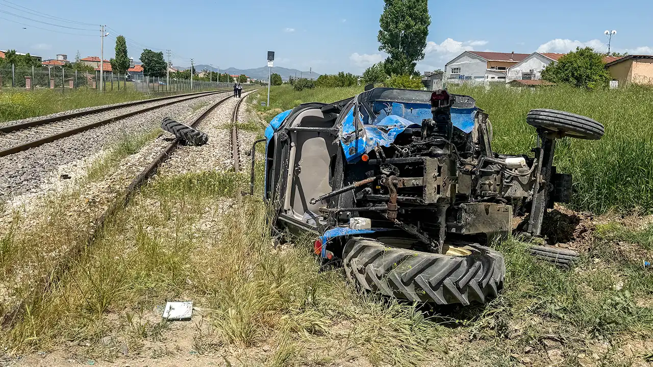 Uşak’ta Hemzemin Geçitte Kaza: Traktörle Tren Çarpıştı