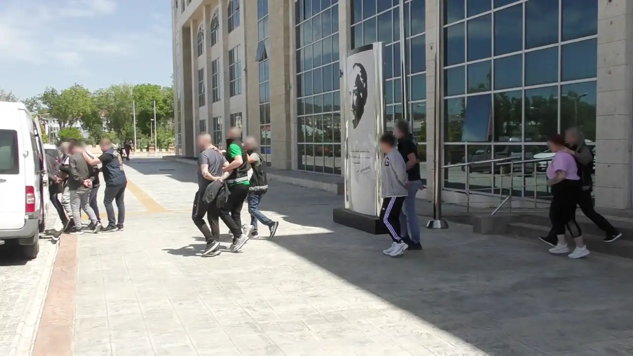 Uşak'ta Hapis Cezasıyla Arananlar 10 Şahıs Tutuklandı