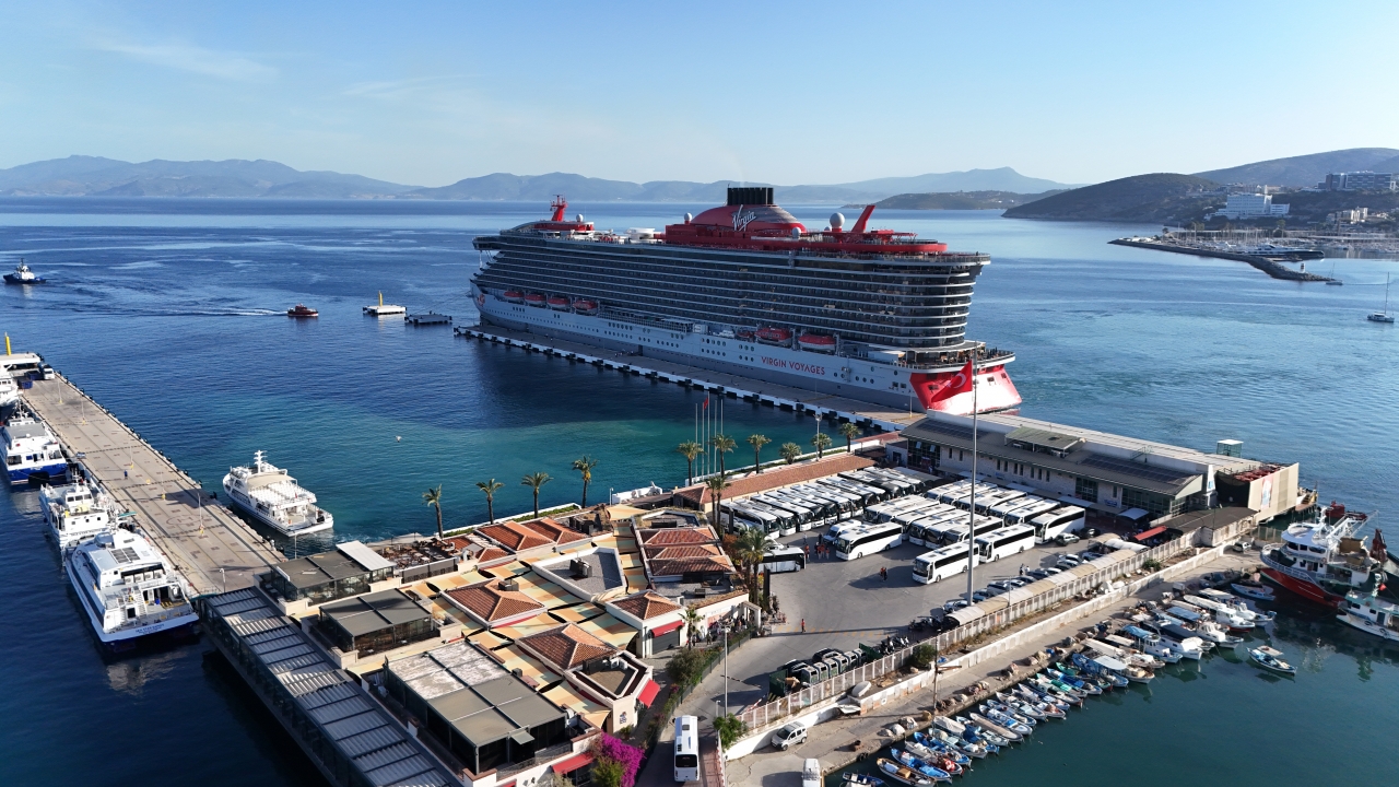 Kuşadası'na "Resilient Lady" kruvaziyeriyle 2 bin 489 turist geldi
