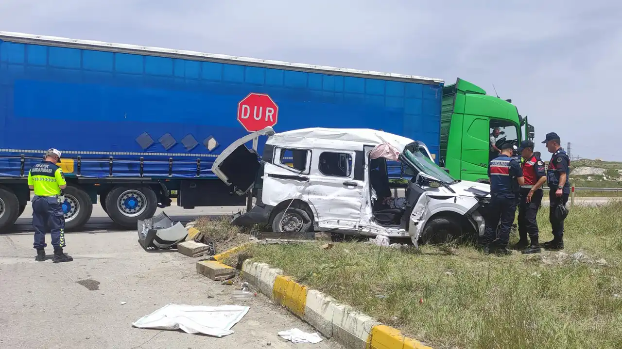 Tır ile Çarpışan Araçta 1 Kişi Hayatını Kaybetti, 1 Yaralı