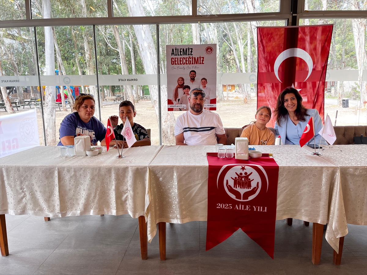 Muğla'da denizde "Aile Yılı" pankartı açıldı