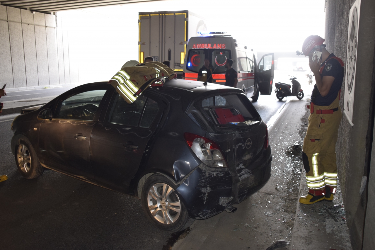 Alt Geçidin Duvarına Çarpan Otomobildeki 5 Kişi Yaralandı