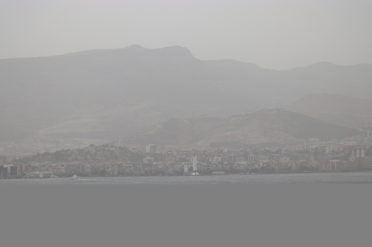 İzmir'de toz taşınımı etkili oldu