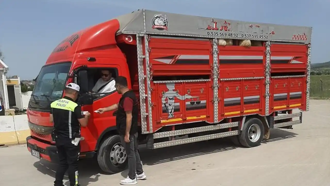 Uşak’ta Kurbanlık Taşıyan Araçlara Yol Kenarı Denetimi