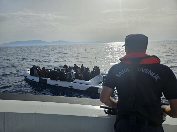 İzmir açıklarında 37 düzensiz göçmen yakalandı