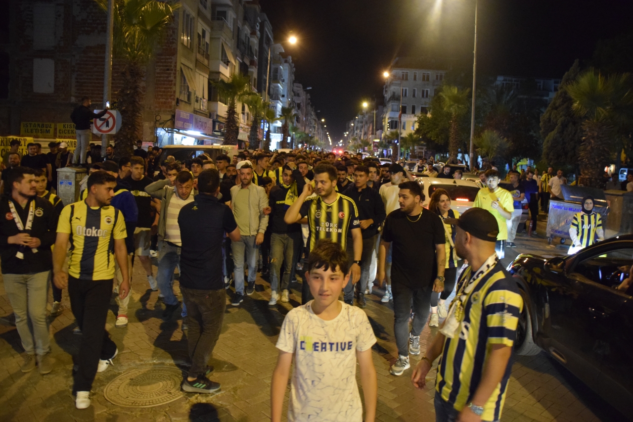 Fenerbahçe Beko'nun şampiyonluğu Manisa ve Aydın'da kutlandı