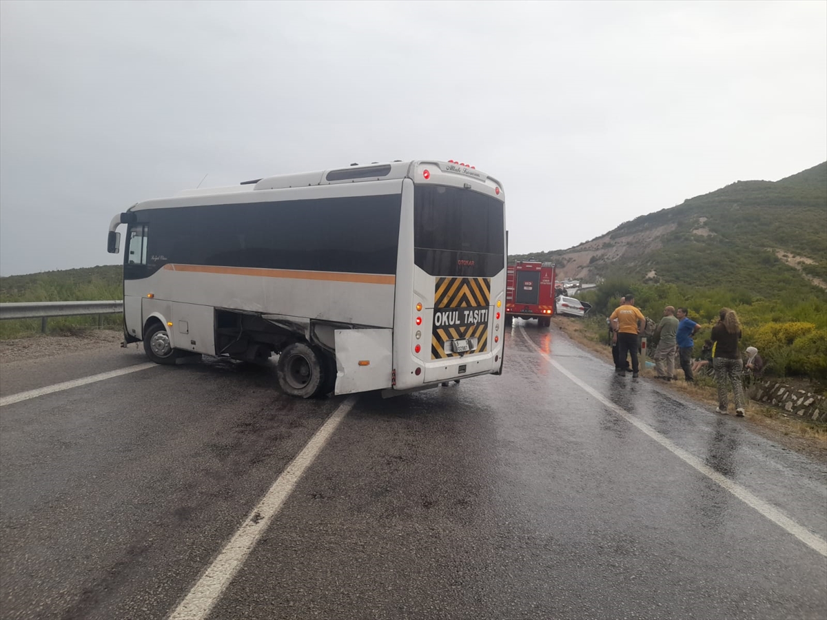 İzmir'de otomobil ile otobüsün çarpıştığı kazada 13 kişi yaralandı