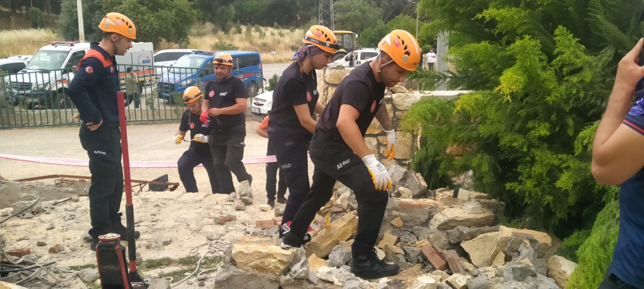 İzmir'de düğün salonunun dekoratif beton kemerinin yıkılması sonucu doktor öldü, eşi yaralandı