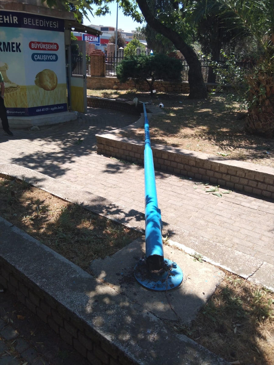 Efeler'de aydınlatma direğinin devrilmesi sonucu 2 kişi yaralandı