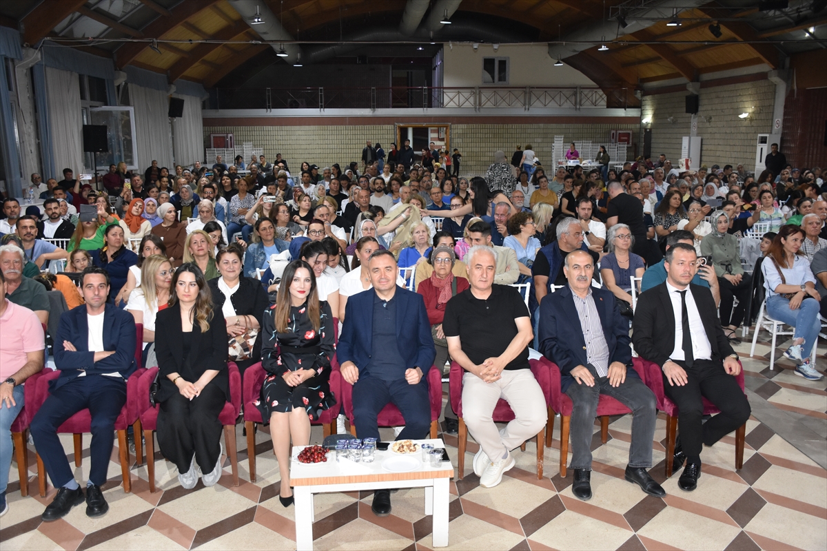 Kemalpaşa'da halk eğitimi merkezi koroları konser verdi