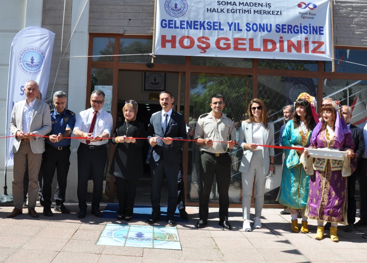 Soma'da halk eğitim merkezinin yıl sonu sergisi açıldı