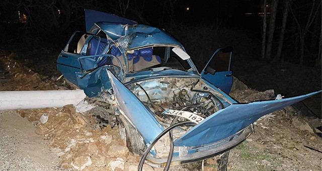 Uşak'ta beton elektrik direğine çarpan otomobilin sürücüsü öldü