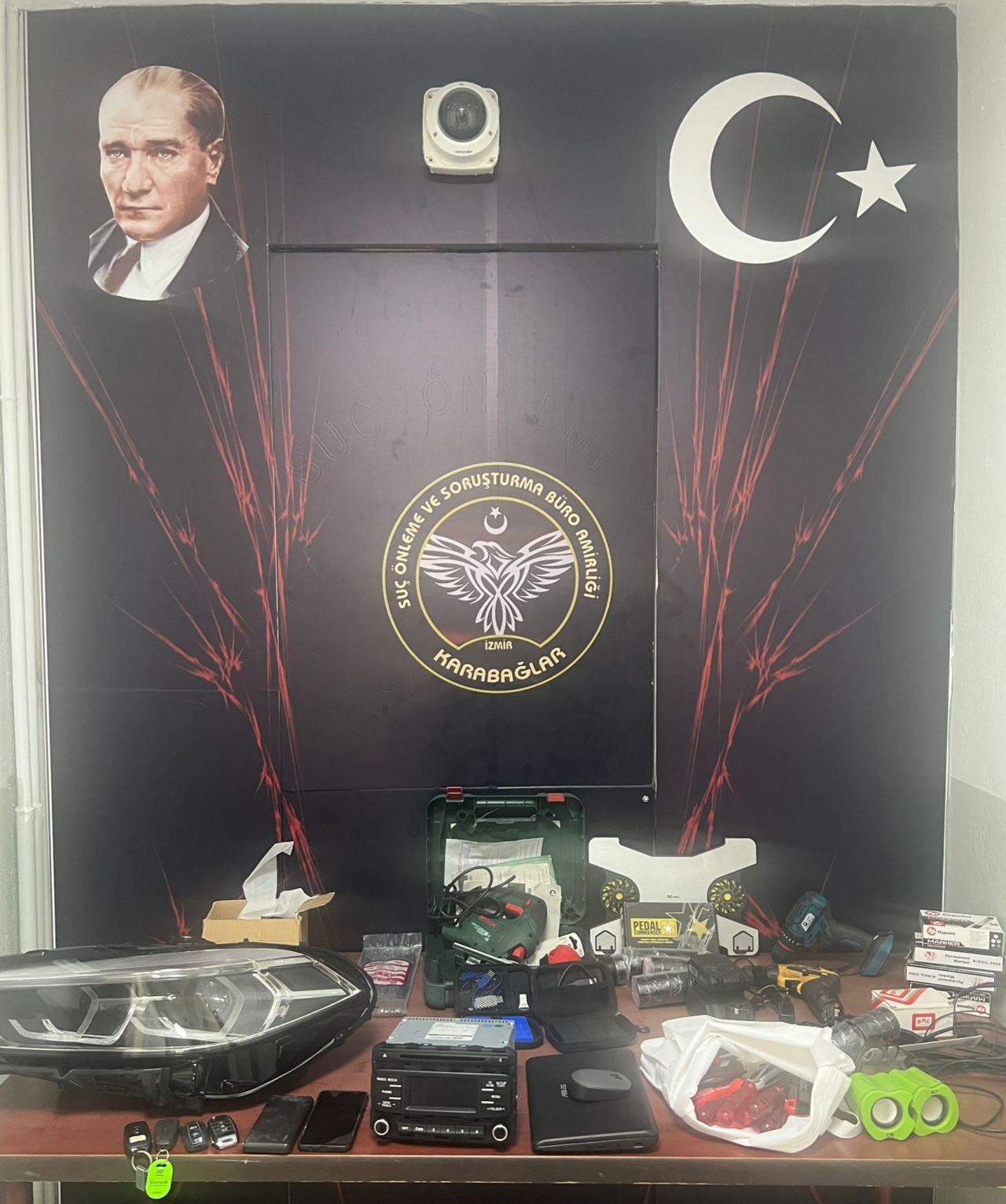 İzmir'de iş yerlerinden hırsızlık yapan 2 zanlı tutuklandı