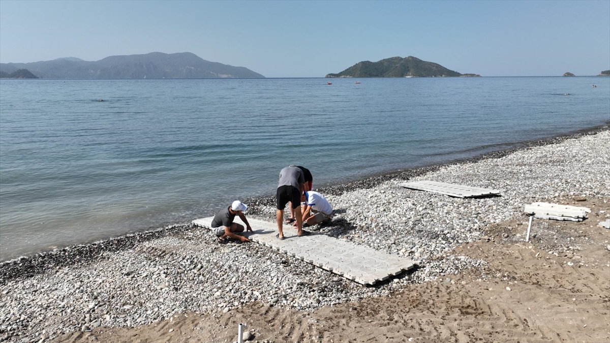 Fethiye'de belediyenin işlettiği plaj engelliler için düzenlendi