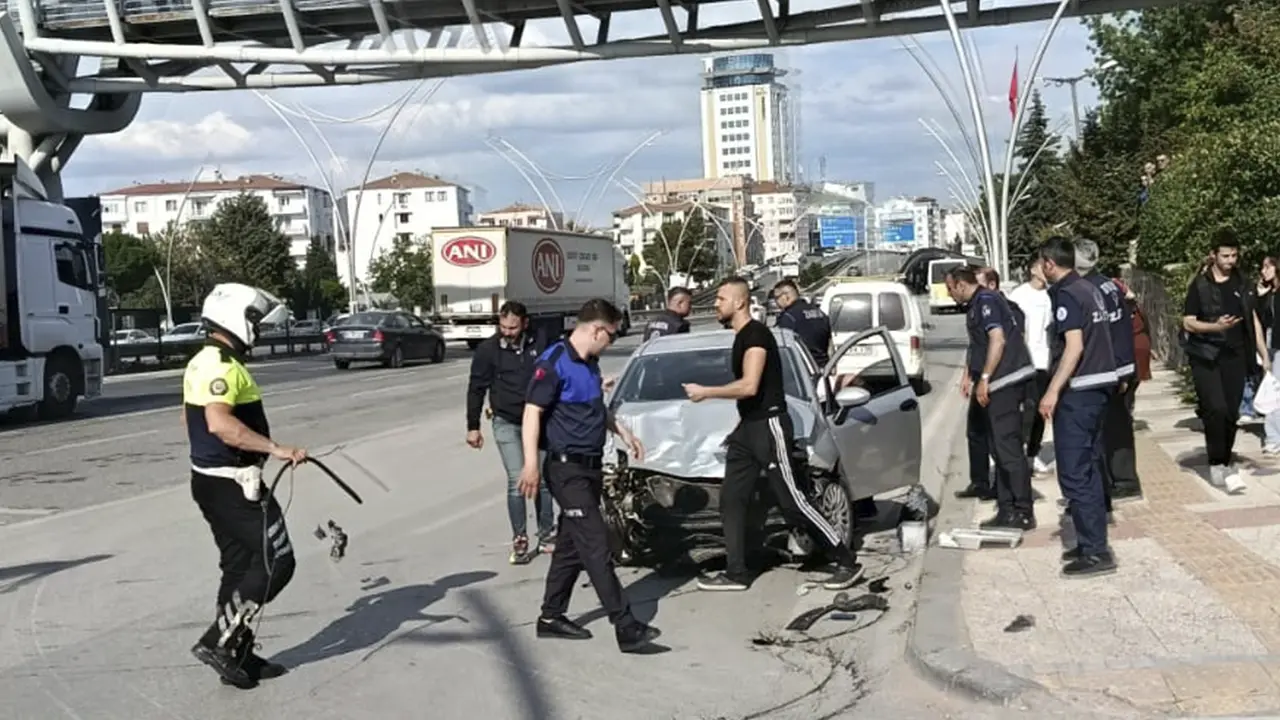 20 Yaşındaki Sürücü Kazayı Hafif Atlattı