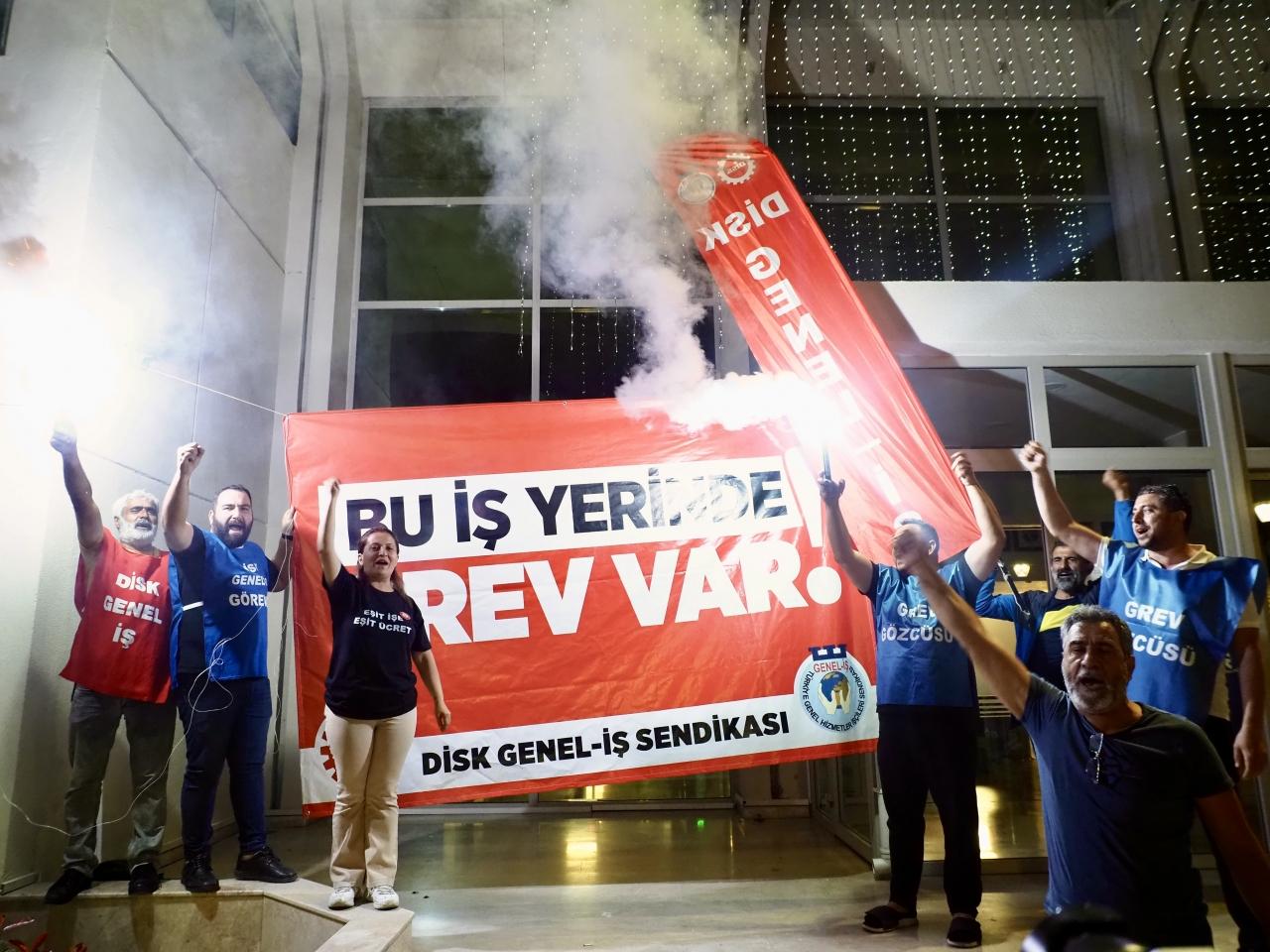 İzmir Büyükşehir Belediyesinde yaklaşık 23 bin işçi greve gitti