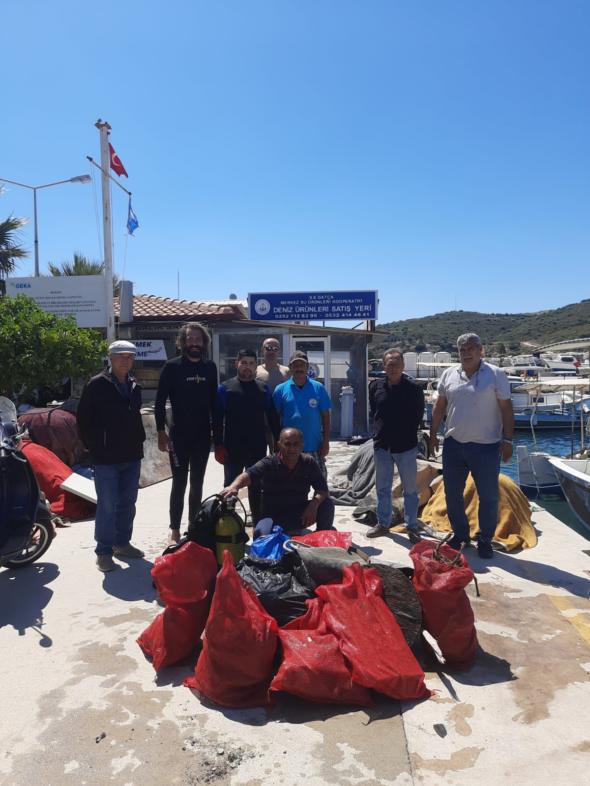 Datça'da deniz dibinden yaklaşık 2 ton atık çıkarıldı