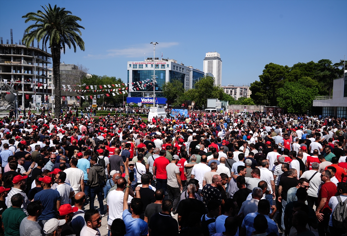 İzmir'de greve çıkan işçiler eylem yaptı