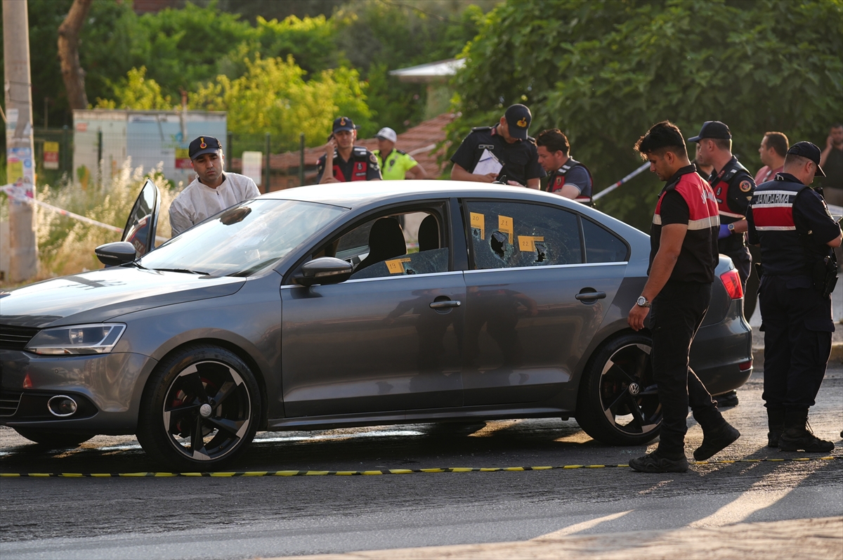 İzmir'de seyir halindeki otomobile silahlı saldırıda 3 kişi öldü, 3 kişi yaralandı