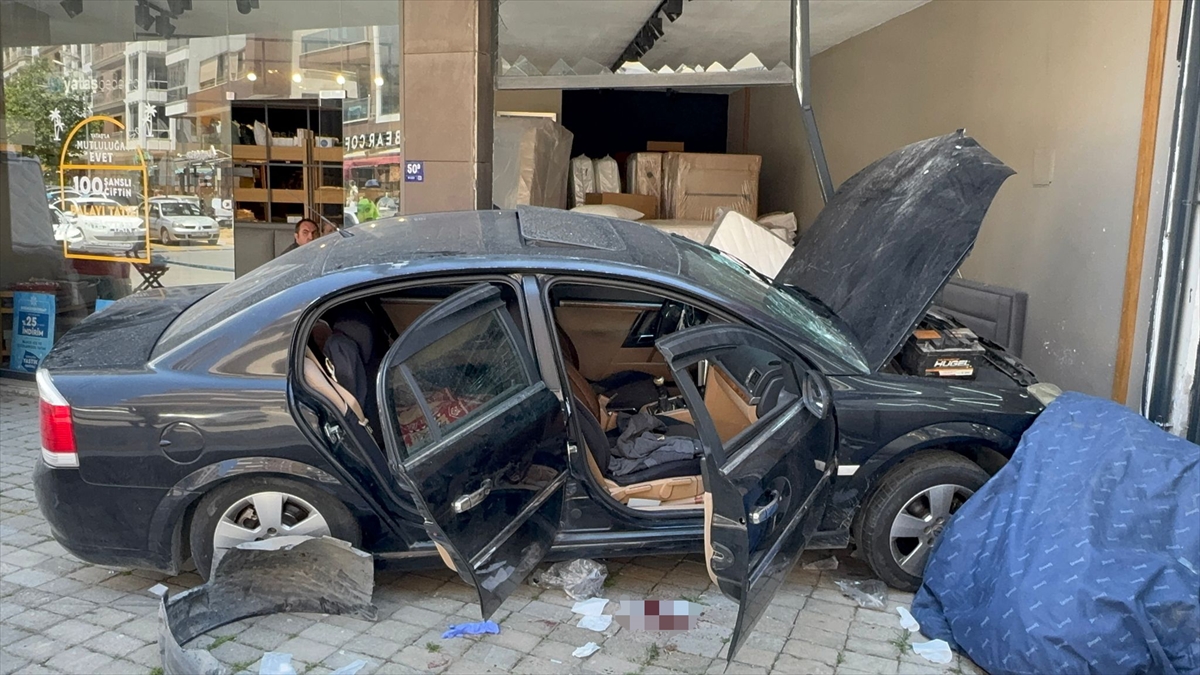Aydın'da kontrolden çıkan otomobil mağazaya girdi, 2 kişi yaralandı