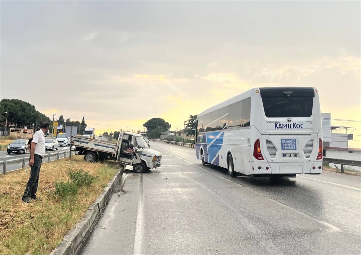 Refüje Çarpan Kamyonetteki Yolcu Öldü, Sürücü Yaralandı